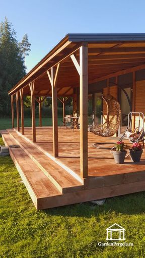 Husansluten naturlig träveranda med rymlig täckt terras..