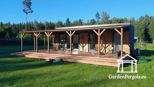 Husansluten naturlig träveranda med rymlig täckt terras..